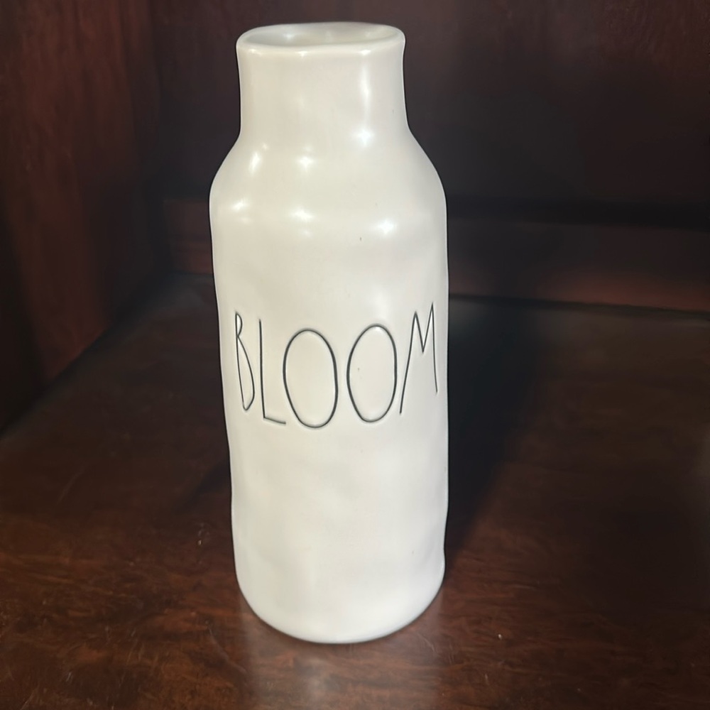 Rae Dunn bloom vase.